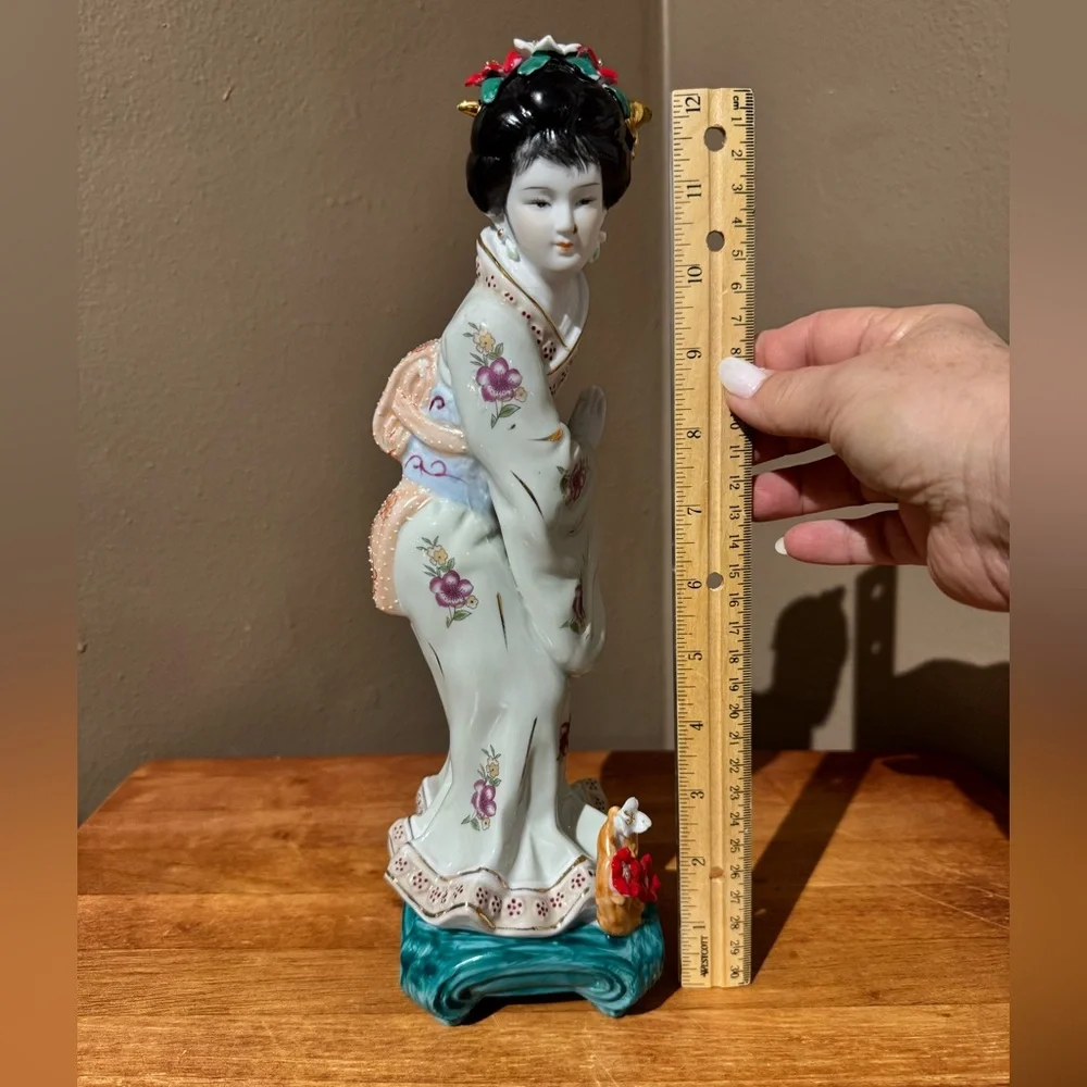 Japanese Geisha Girl Figurine Hand Painted Porcelain Collectible 🏯